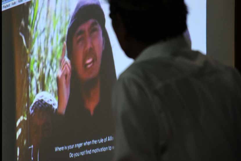 Video ISIS (Islamic State in Iraq and Syria) diputar saat konfrensi pers di Jakarta, Senin (4/8). Sejumlah umat lintas agama dan kepercayaan menolak keberadaan ISIS di Indonesia. 