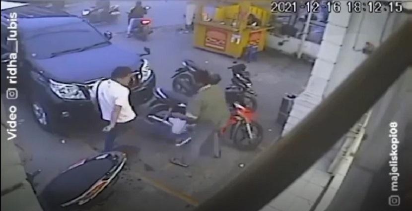 Video pemukulan pengendara mobil kepada pengendara motor di sebuah minimarket di Kota Medan viral di media sosial.