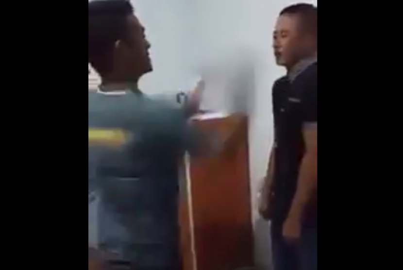 Video viral yang berisi kekerasan yang dilakukan polisi senior terhadap polisi juniornya yang tersebar di jejaring sosial Youtube