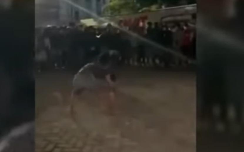 Video viral yang memperlihatkan adanya dua orang yang melakukan tarung bebas di sebuah lapangan layaknya kompetisi MMA tapi tanpa pengaman di Makassar, Sulawesi Selatan.