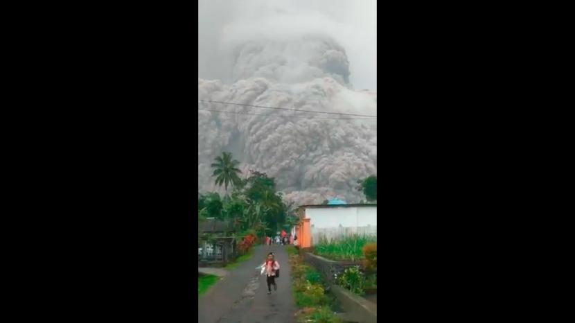 Video warga panik saat gunung Semeru meletus