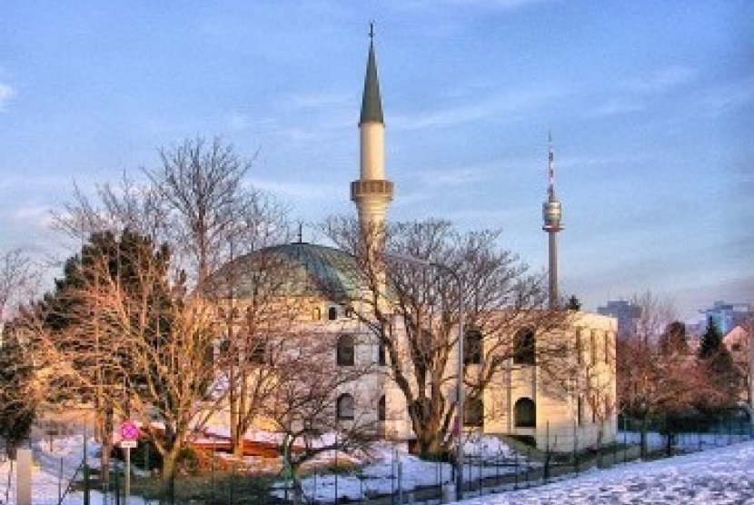 Turki Desak Austria Berhenti Targetkan Muslim. Vienna Islamic Center dibangun dari 1975 hingga 1979. Masjid ini menjadi pusat kegiatan amaliyah selama Ramadhan bagi Muslim Austria, mampu mengakomodasi 8 persen dari 430 ribu Muslim yang tinggal di negeri ini. 