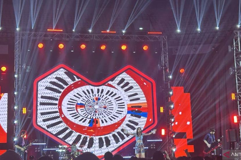 Vierratale berhasil menutup acara sebuah niaga elektronik di Indonesia Arena, Jakarta Pusat, Rabu (13/12/2023) malam.