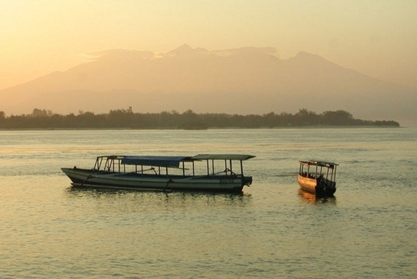 View from Gili Trawangan; in the foreground are island hopper boats anchored off Gili Trawangan, Gili Meno is the next island — Ginung Rinjani is in the distance. (file photo)