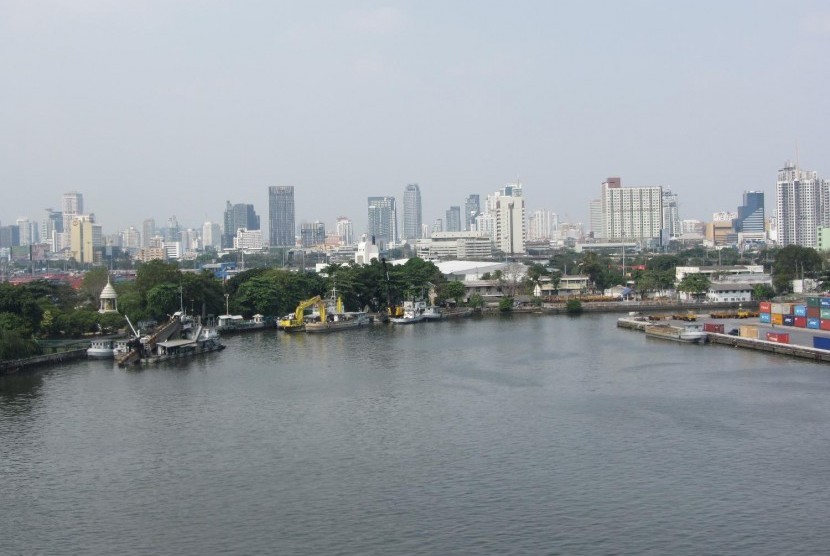 View of Bangkok skyline is seen from Chao Phraya River. Thailand is among travel destinations to be visited by Jordan Axani and Elizabeth Gallagher. (illustration)