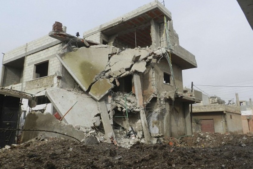 View of buildings damaged after a Syrian Air Force fighter jet loyal to President Bashar al-Assad fired missiles at Houla, near Homs, December 3, 2012. More than 40,000 people have been killed during the 20 months conflict. 