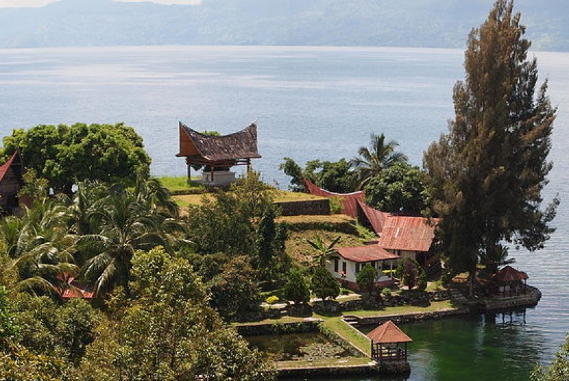 View of the lake with an example of Batak architecture in the foreground. (file photo)