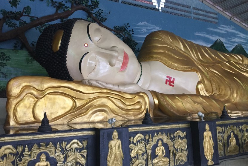 Memahami Etika Berfoto dengan Patung  Budha Tidur 