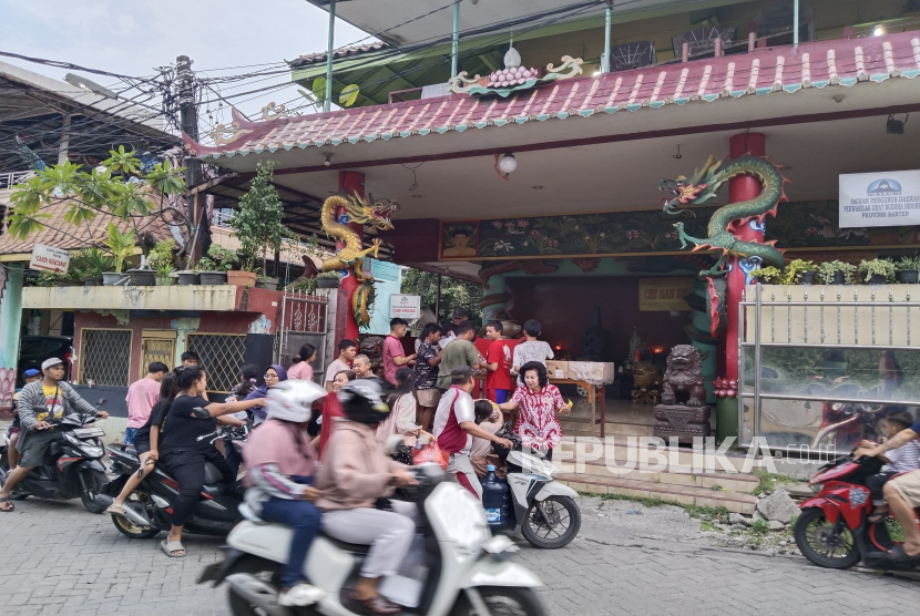 Vihara Ci San Bio Kota Tangerang bagikan takjil untuk yang berpuasa.