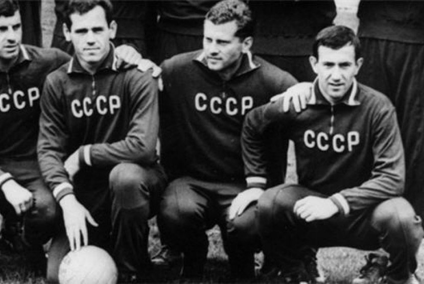 Viktor Ponedelnik (kedua kanan) mencetak gol yang membawa Uni Soviet menjadi juara Piala Eropa 1960.