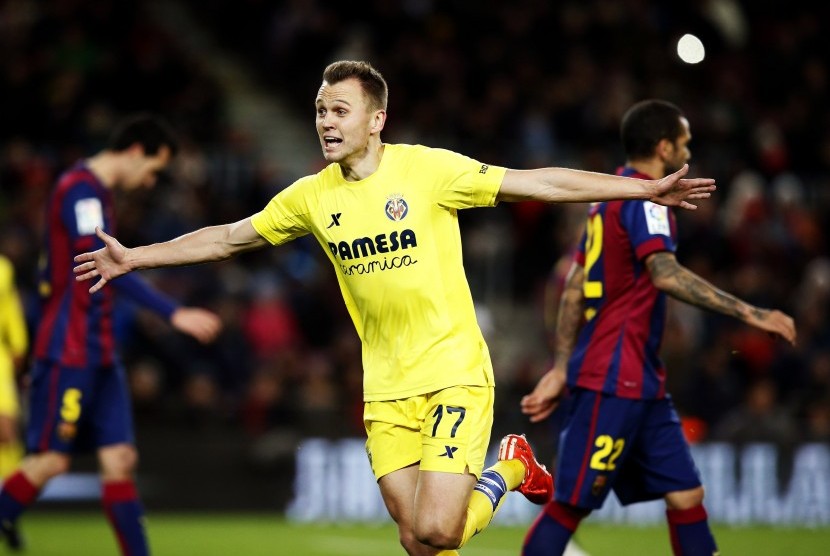 Villareall's Denis Cheryshev celebrates his goal against Barcelona during their Spanish first division soccer match at Nou Camp stadium in Barcelona February 1, 2015