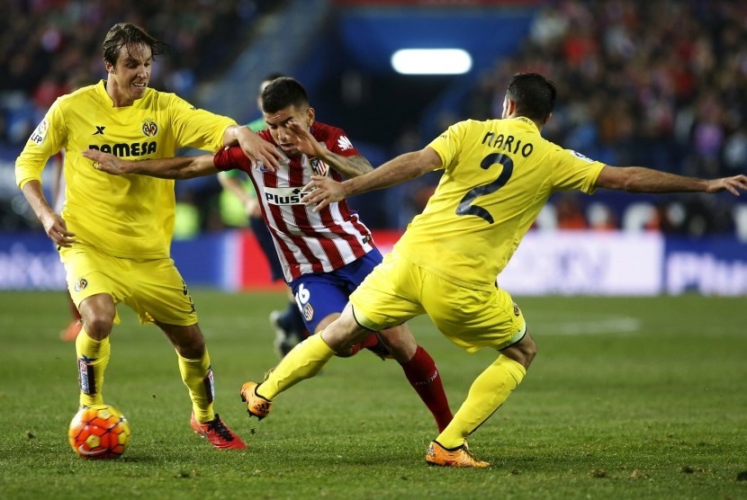 Villarreal's Tomas Pina and Villarreal's Mario Gaspar Perez in action with Atletico Madrid's Angel Correa 