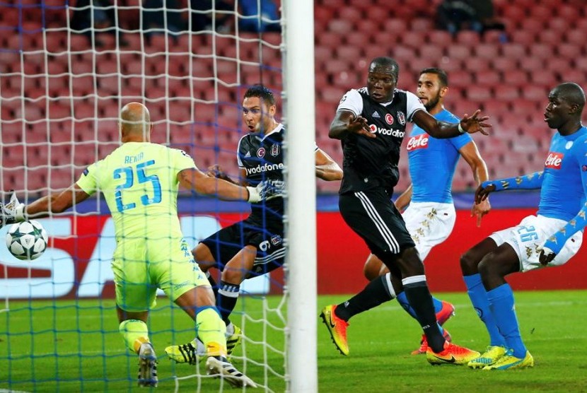 Vincent Aboubakar (tengah) mencetak gol ke gawang Napoli.