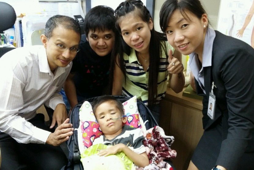 Vincent Jonathan, orang tua dan tim dokterGleneagles Hospital Singapura