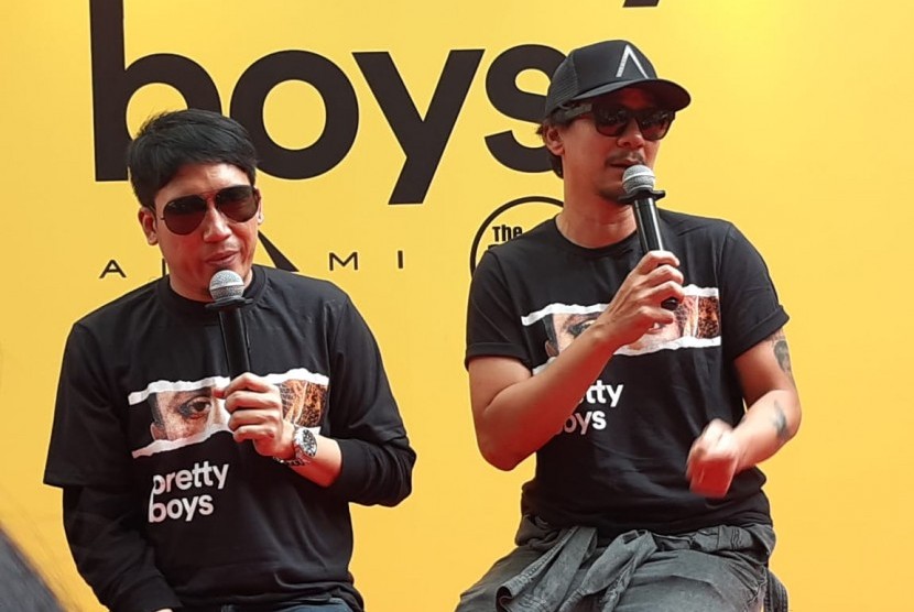 Vincent (kiri) dan Desta dalam konferensi pers film Pretty Boys, di Jakarta, Senin (16/9).