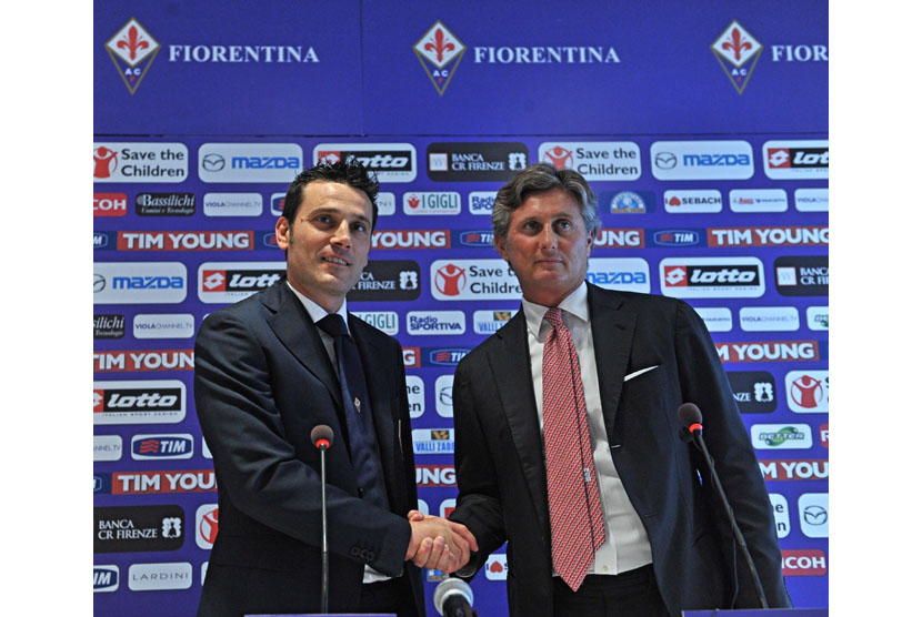 Vincenzo Montella (L), new coach of Fiorentina, shakes hands with the club's sporting director Daniele Prade during his presentation at the Artemio Franchi stadium, Florence, Italy, 11 June 2012. 