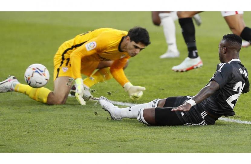 Vinicius Junior saat menyentuh bola yang membuat kiper Sevilla Yassine Bounou mencetak gol bunuh diri.