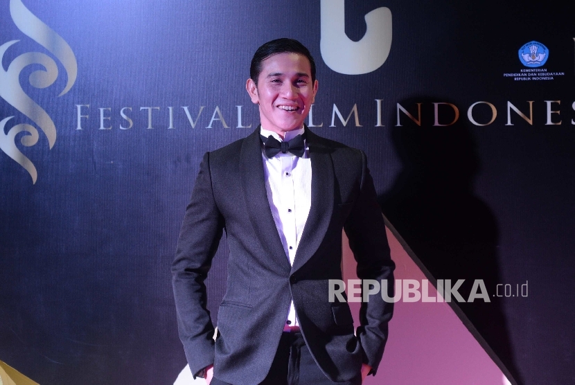 Vino G Bastian berperan sebagai seorang ustadz dalam film horor 'Qodrad'.