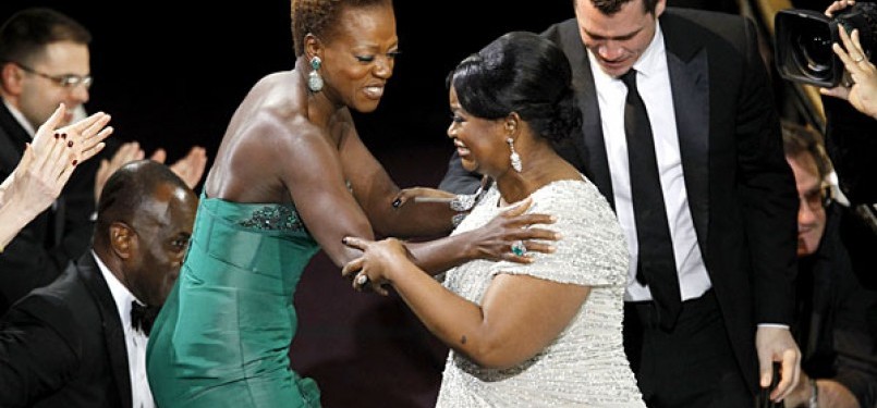 Viola Davis (kiri bergaun hijau) memberi selamat dan pelukan kepada Octavia Spencer (kanan-bergaun putih) yang meraih penghargaan pemeran pembantu wanita terbaik dalam Academy Award ke-84