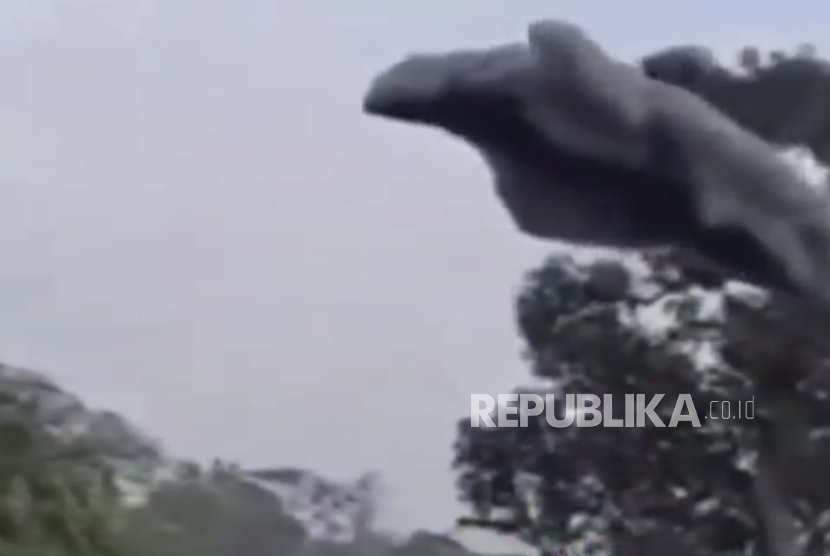 Viral awan hitam terbang di langit Subang.