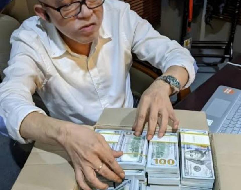 Viral di media sosial foto Don Adam bersama tumpukan dolar.