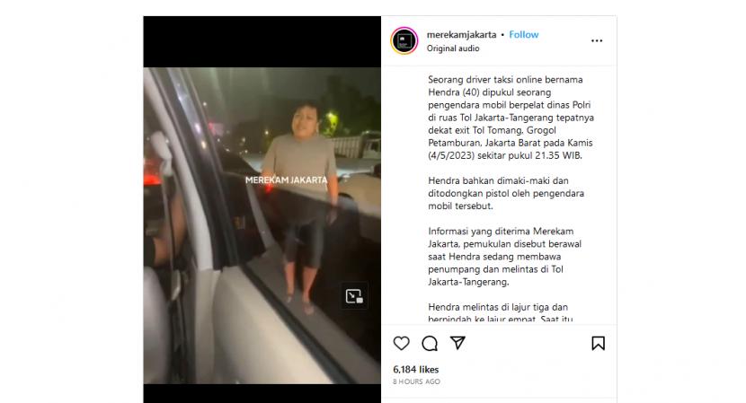 Viral di media sosial rekaman yang menunjukkan pengemudi taksi online dipukul oleh pengendara lain di jalan tol. Insiden tersebut diunggah oleh video amatir di akun Instagram @merekamjakarta yang disebut terjadi di ruas tol Janger, Kebon Jeruk, Jakarta Barat pada Kamis (4/5/2023) malam.