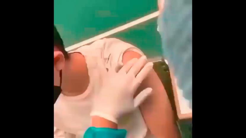 Polisi menetapkan seorang vaksinator berinisial EO sebagai tersangka dalam kasus penyuntikan vaksin kosong kepada satu remaja di Penjaringan, Jakarta Utara. Peristiwa itu terjadi setelah EO memvaksin ratusan orang. Polisi menyimpulkan bahwa vaksinator itu lalai. (Foto: Suntikan vaksin kosong)