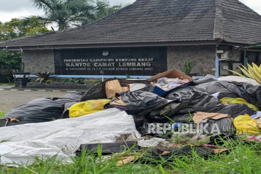 Viral Sampah Menumpuk di Kantor Kecamatan Lembang, Kabupaten Bandung Barat