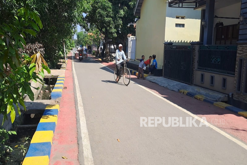 Viral jalan di Desa Ujungaris, Kecamatan Widasari, Kabupaten Indramayu, dipercantik yang terinspirasi kediaman Gubernur Jabar, Dedi Mulyadi, di Lembur Pakuan Kabupaten Subang, Jumat (20/6/2025). 