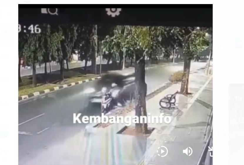 Viral mobil tabrak motor dan wanita yang berada di bahu jalan.  