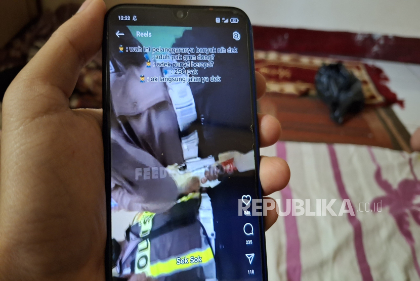 Viral Oknum Polisi Diduga Menerima Suap dari Pengemudi di Wilayah Kabupaten Bandung Barat, Jawa Barat.