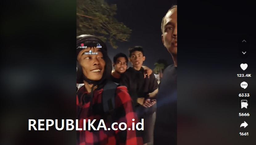 Viral seorang Tiktoker yang sedang live streaming dihentikan paksa oleh segerombolan preman di Cirebon, Jawa Barat.