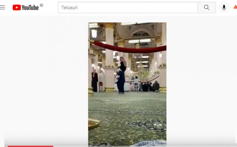 Viral video seorang anak yang menggendong ayahnya di masjid Nabawi