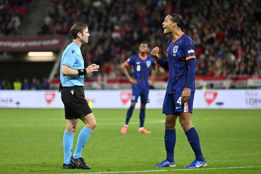 Virgil van Dijk dari Belanda berdebat dengan Wasit Lukas Faehndrich setelah dia mendapatkan kartu kuning dalam laga UEFA Nations League melawan Hungaria di Puskas Arena, Budapest, Sabtu, 12 Oktober 2024 dini hari WIB. 