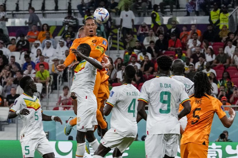  Virgil van Dijk dari Belanda (kiri tengah) menyundul bola selama Piala Dunia, pertandingan sepak bola grup A antara Senegal dan Belanda di Stadion Al Thumama di Doha, Qatar, Senin, 21 November 2022.