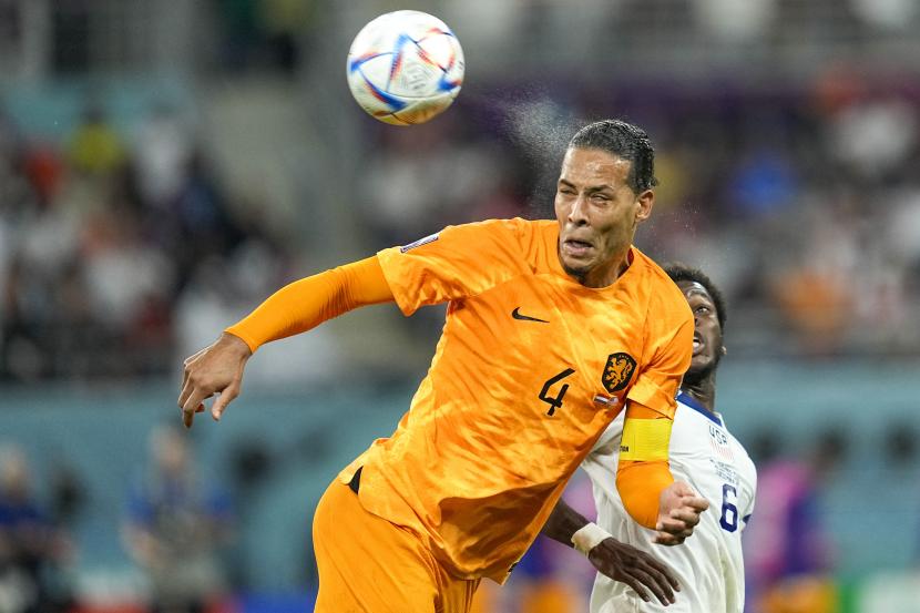 Virgil van Dijk dari Belanda melompat untuk melakukan sundulan dengan Yunus Musah dari Amerika Serikat, belakang, selama pertandingan sepak bola babak 16 besar Piala Dunia antara Belanda dan Amerika Serikat, di Stadion Internasional Khalifa di Doha, Qatar, Sabtu, 3 Desember  2022. 