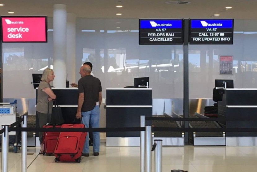 Virgin Australia membatalkan penerbangan dari dan ke Bali karena abu vulkanik. 