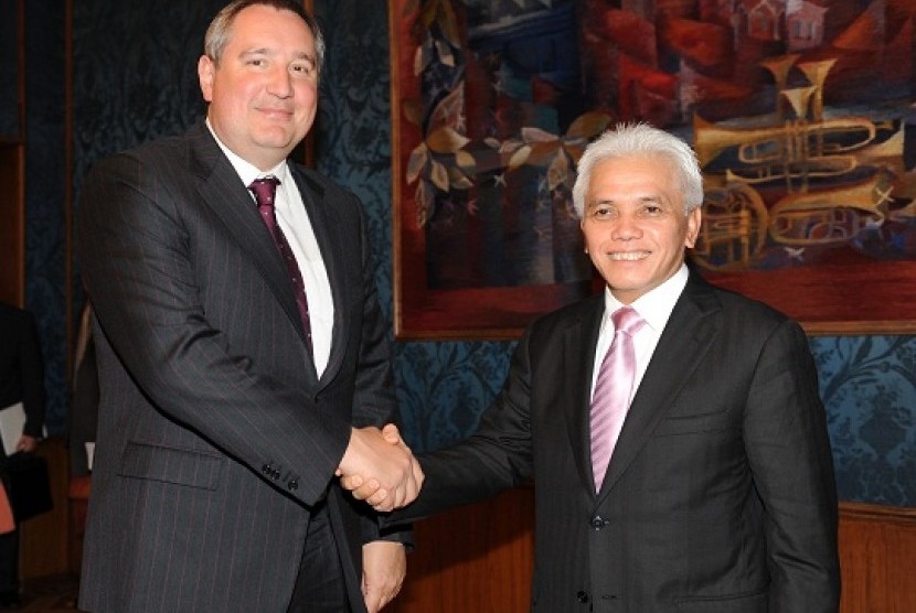 Visiting Coordinating Minister of Economy, Hatta Rajasa (right) meets Russian Deputy Prime Minister, Dmitry O Rogozin, in Moscow, Russia, on Monday.  