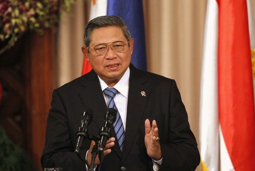Visiting Indonesian President Susilo Bambang Yudhoyono gestures as he delivers a speech during his visit at the presidential palace in Manila May 23, 2014. 