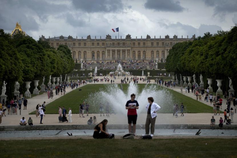 Visitors enjoy the Chateau de Versailles gardens, outside Paris, France, on July 15, 2023. The Louvre Museum in Paris and Versailles Palace evacuated visitors and staff Saturday, Oct. 14, 2023 after receiving bomb threats. 