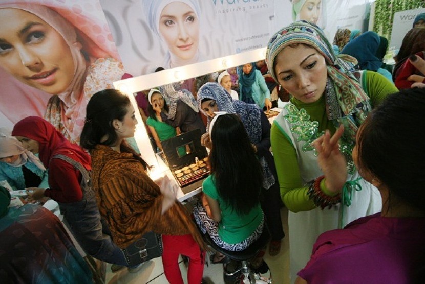 Visitors flock to a fashion and cosmetics event in Bandung. Nielsen survey results shows that cosmetic iCosmetic has a promising market business in Indonesia. (illustration)