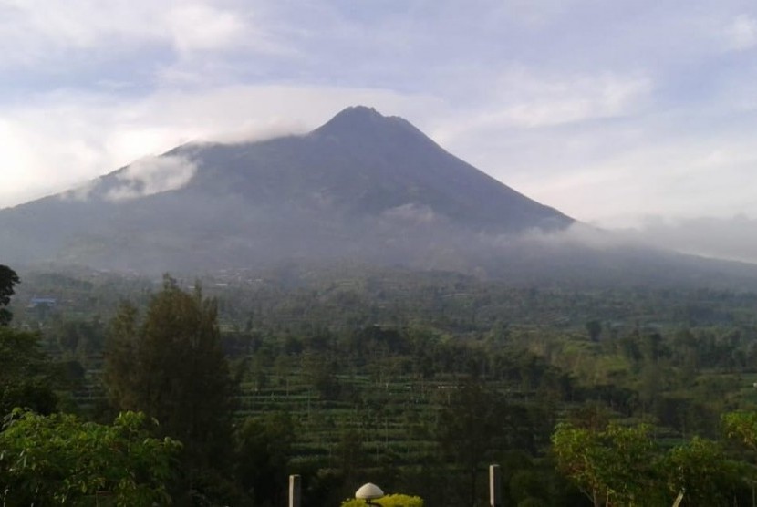 Visual Gunung Merapi pada Kamis pagi setelah terjadi letusan dan erupsi pada Kamis (24/5) dini hari.  Letusan berisi pijaran itu sendiri mengakibatkan hujan abu dan kabut sekitaran Magelang dan Sleman.