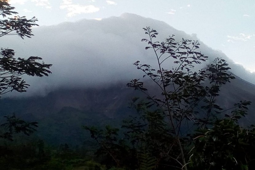 Visual Gunung Merapi pada Rabu (23/5) pagi setelah memuntahkan letusan freatik pada pukul 03.31.  Ini menjadi yang kelima kalinya selama tiga hari terakhir Gunung Merapi memuntahkan letusan.