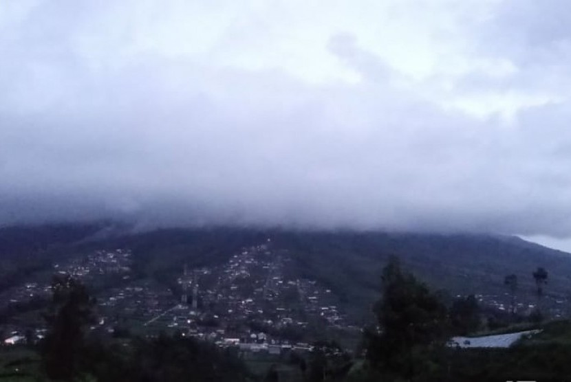 Visual Gunung Merapi usai terjadinya letusan freatik pada Rabu (23/5) siang pukul 13.49 WIB.  Letusan ini yang kedua terjadi sepanjang Rabu, dan letusan freatik telah terjadi tiga hari berturut.