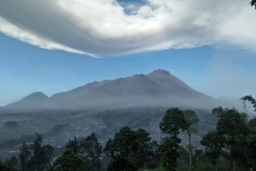 Visual terkini dari Gunung Merapi yang didapat dari sejumlah Pos Pantau, Jumat (1/6).  Gunung Merapi sendiri kembali mengeluarkan erupsi pada Jumat pagi sekitar oujul 08.20.