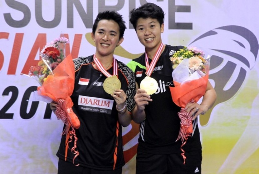 Vita Marissa (kiri) dan Shendy Puspa Irawati saat meneriima pengalungan medali juara Indonesia Masters 2014.