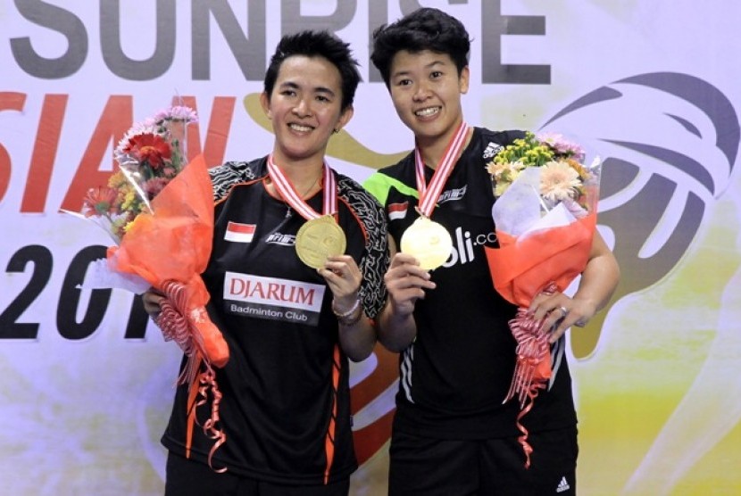 Vita Marissa (kiri) dan Shendy Puspa Irawati saat pemngalungan medali juara Indonesia Masters 2014.