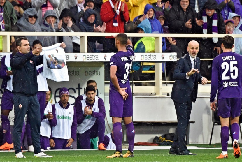 Vitor Hugo merayakan golnya untuk Fiorentina dengan memberikan penghormatan kepada kaus bergambar Davide Astori, Ahad (11/3).