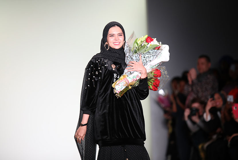 Desainer Vivi Zubedi memperluas pasar ekspor dengan mengusung kampanye #StrengthenLocalModest. 