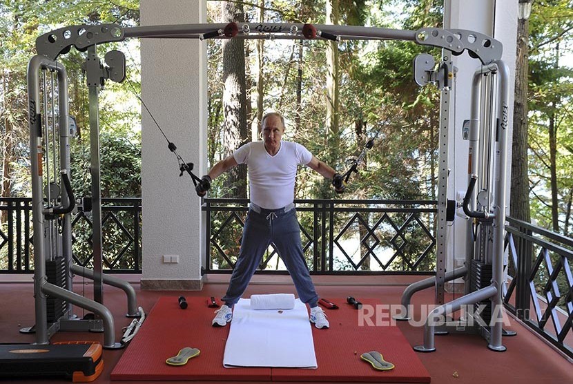 Vladimir Putin berlatih di fasilitas kebugaran kediaman resmi presiden  di Sochi, Russia.